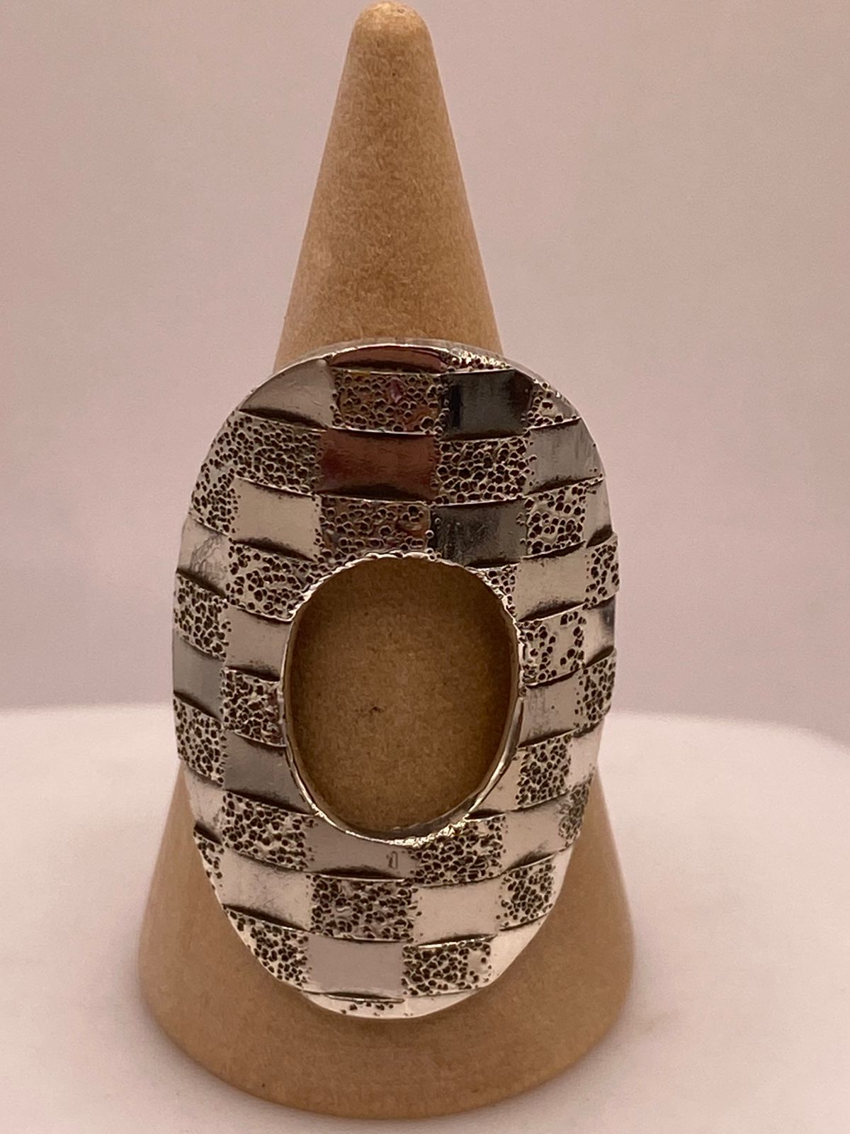 Anillo Artesanal en Plata con Diseño Ovalado de Bloques Texturizados