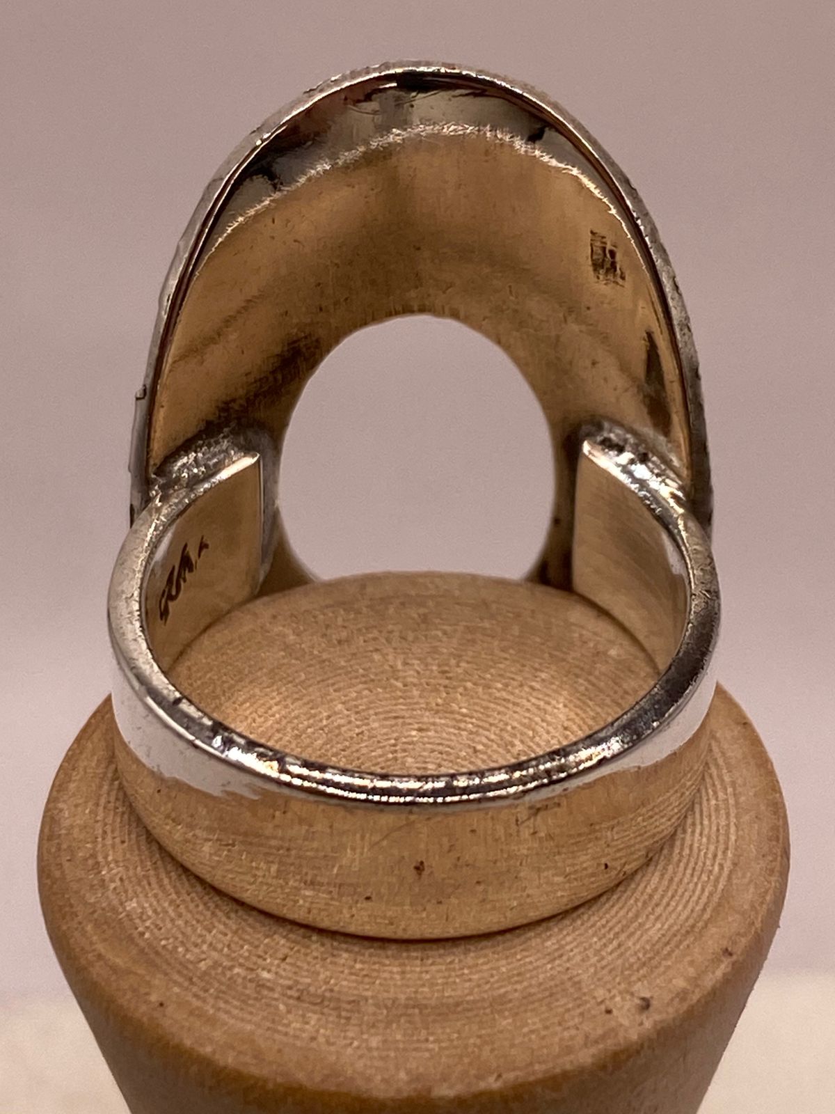Anillo Artesanal en Plata con Diseño Ovalado de Bloques Texturizados