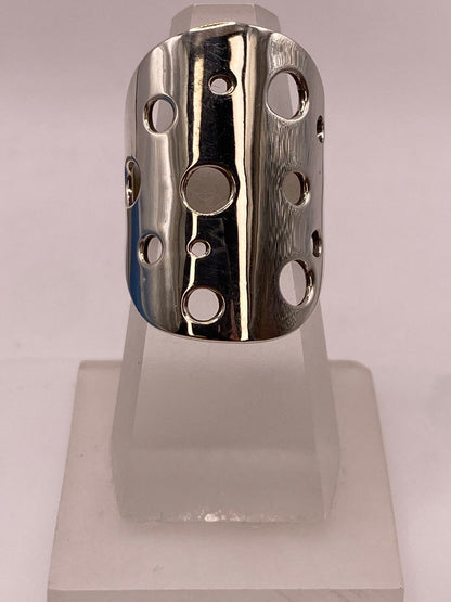 Anillo Artesanal en Plata con Diseño Perforado Geométrico en báscula mostrando peso