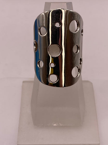 Anillo Artesanal en Plata con Diseño Perforado Geométrico en báscula mostrando peso