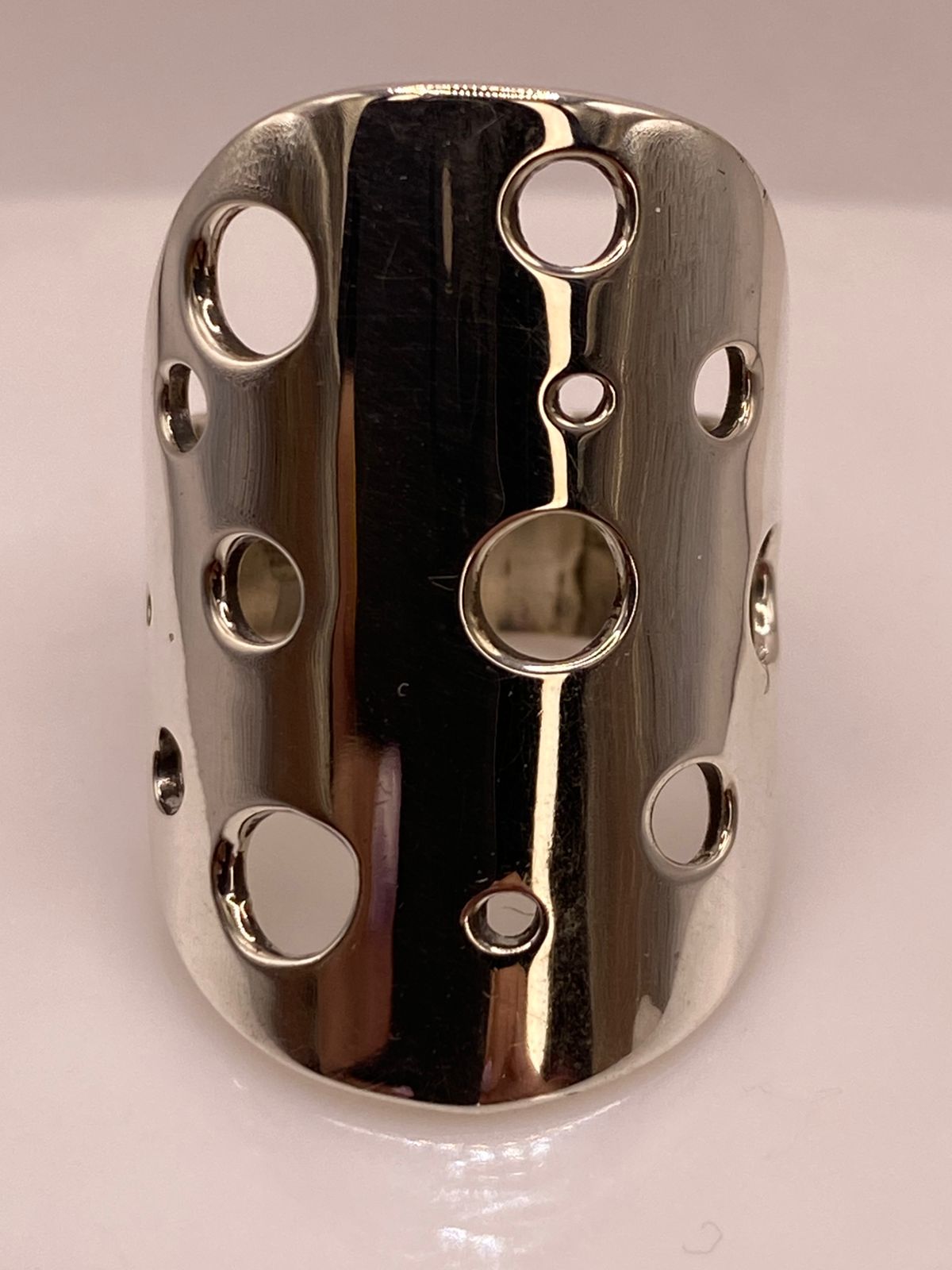 Anillo Artesanal en Plata con Diseño Perforado Geométrico