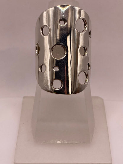 Anillo Artesanal en Plata con Diseño Perforado Geométrico en báscula mostrando peso