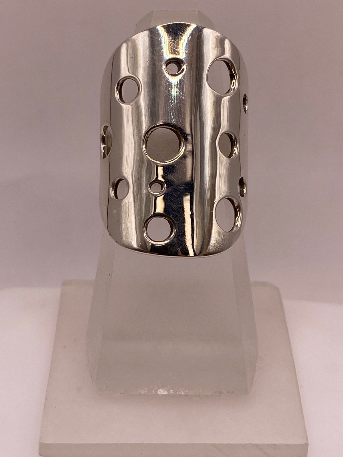 Anillo Artesanal en Plata con Diseño Perforado Geométrico