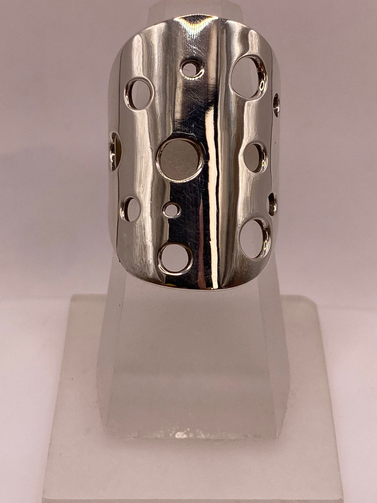 Anillo Artesanal en Plata con Diseño Perforado Geométrico