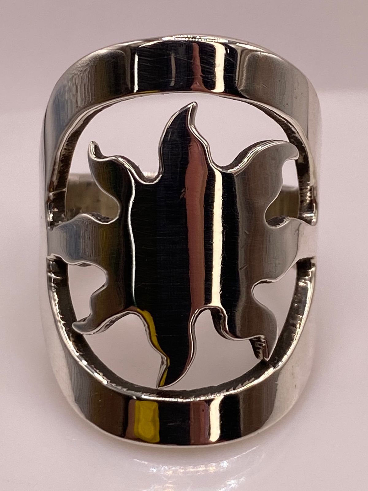Anillo Artesanal en Plata con Diseño de Sol Calado