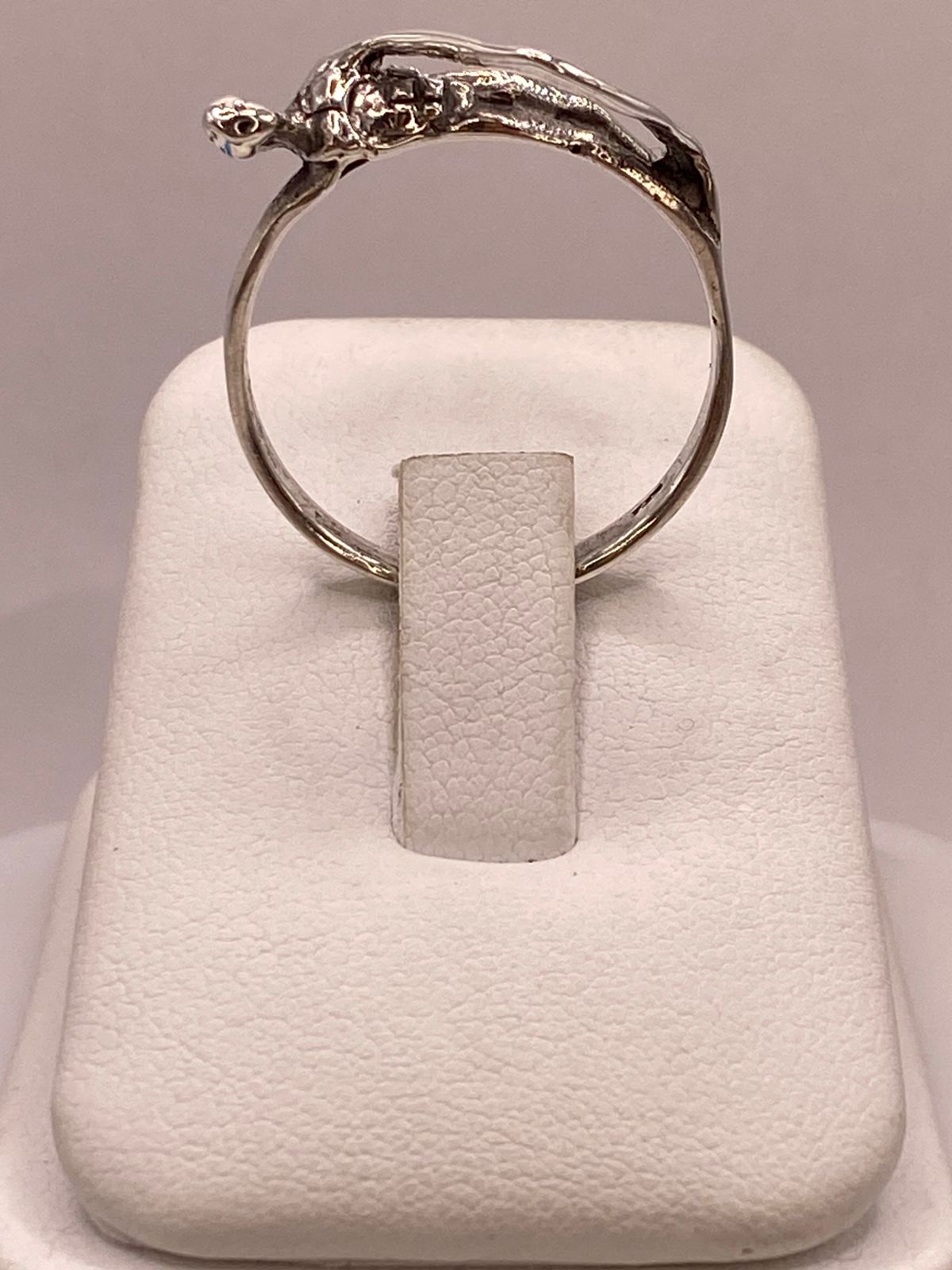 Anillo Artesanal en Plata con Figura Humana Esculpida