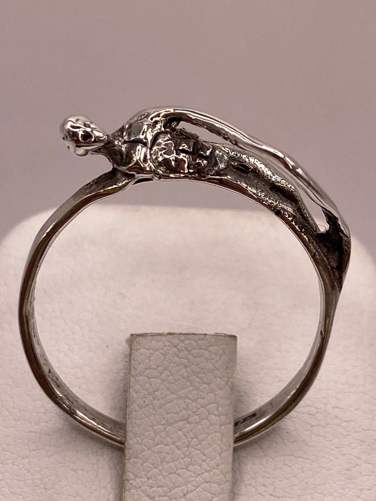 Anillo Artesanal en Plata con Figura Humana Esculpida