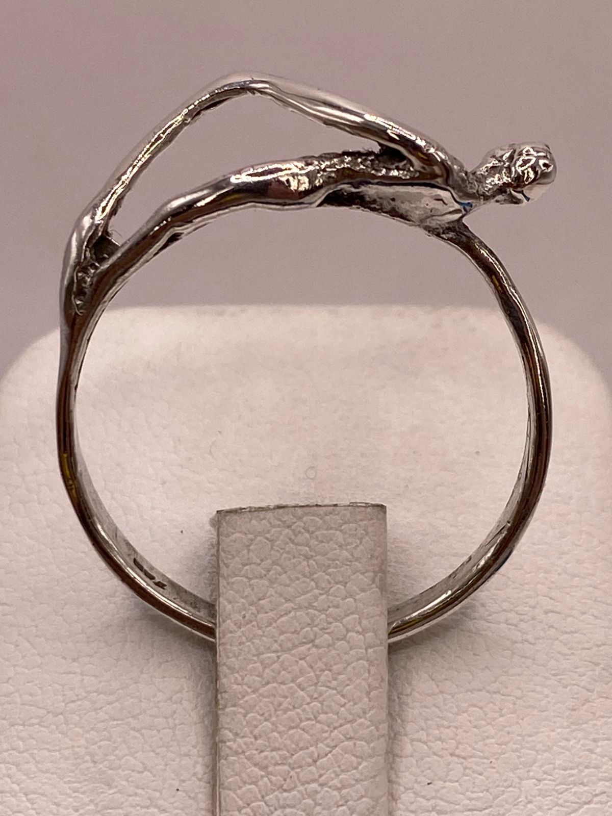 Anillo Artesanal en Plata con Figura Humana Esculpida