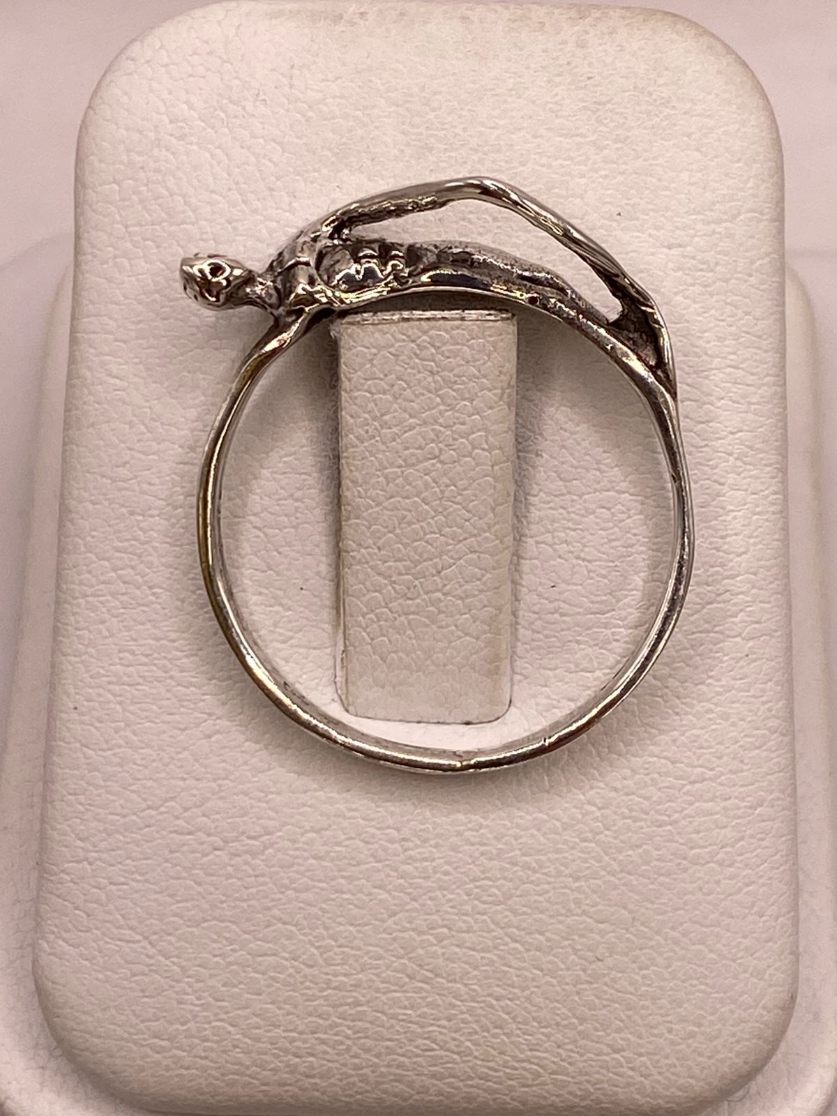 Anillo Artesanal en Plata con Figura Humana Esculpida