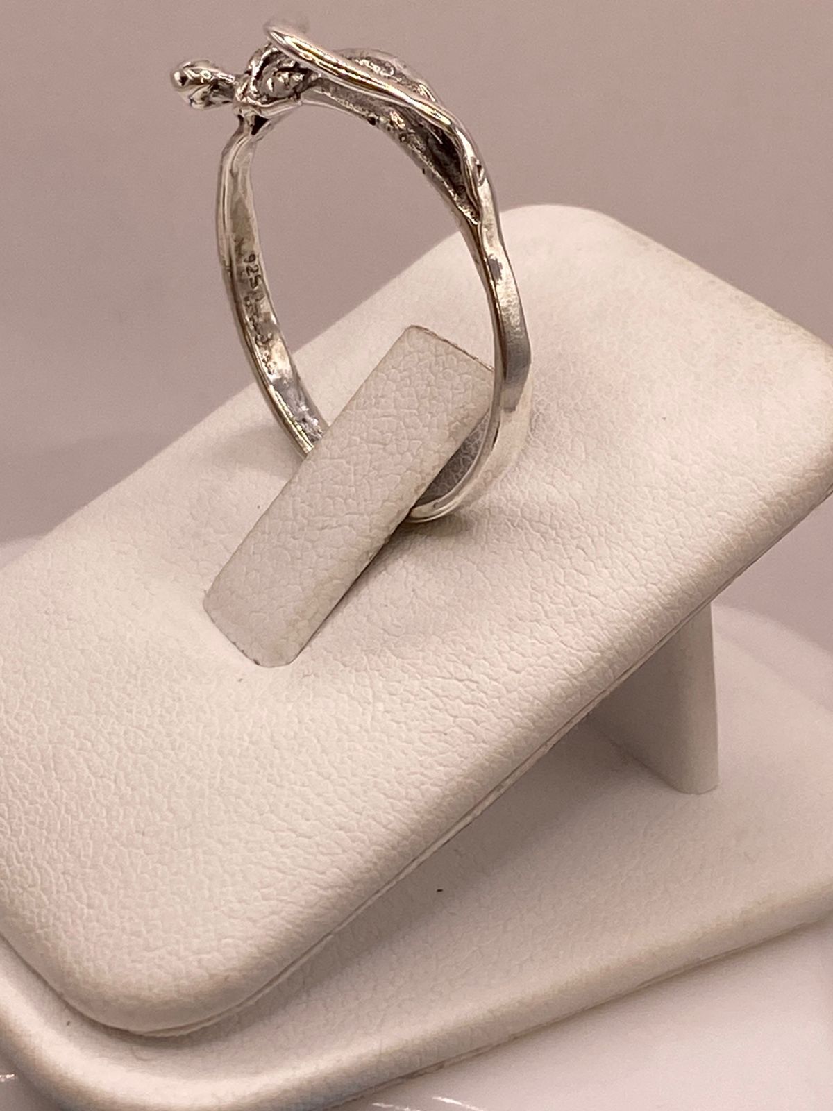 Anillo Artesanal en Plata con Figura Humana Esculpida