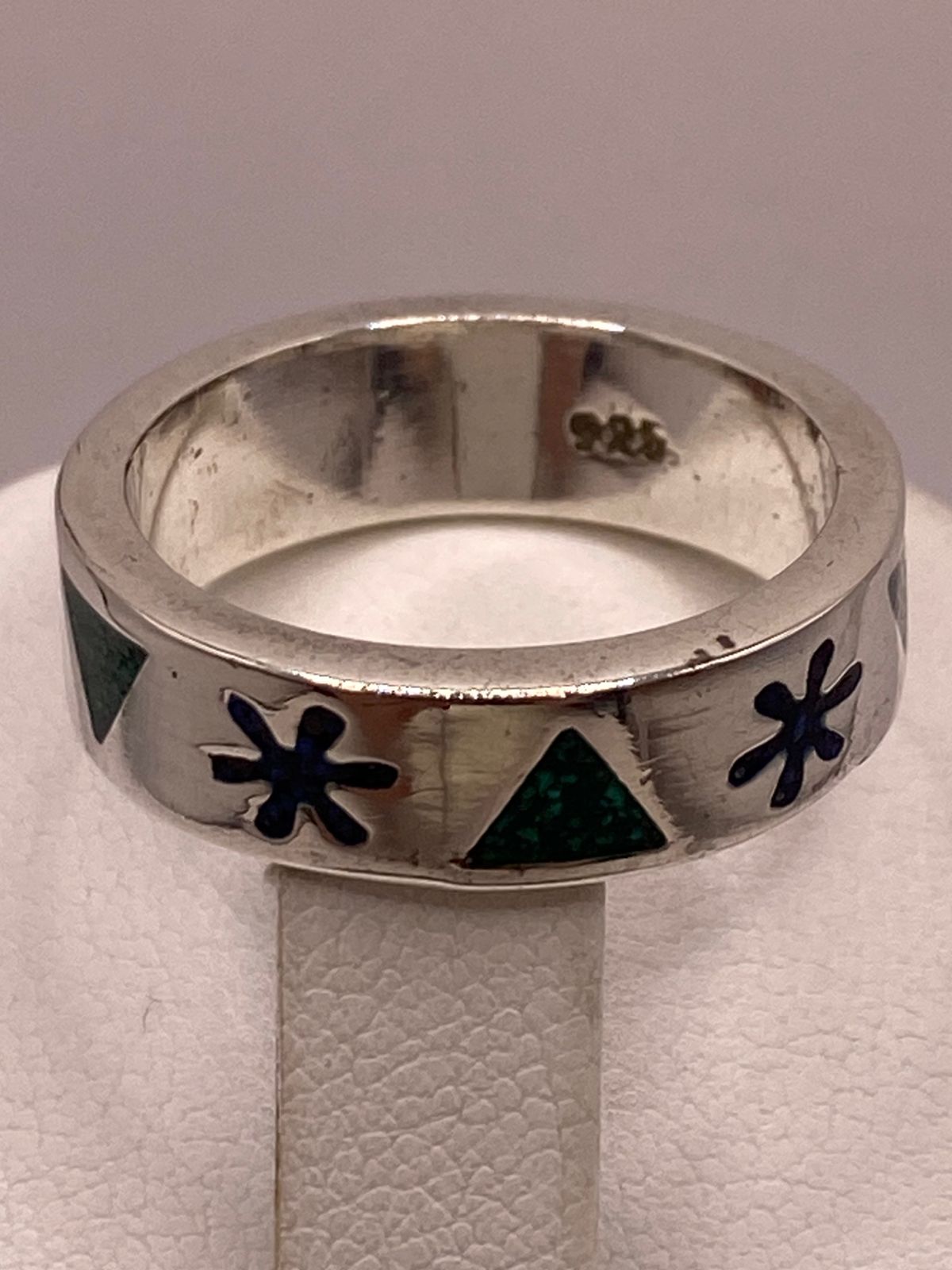 Anillo Artesanal en Plata con Flor y Triángulos de Piedra