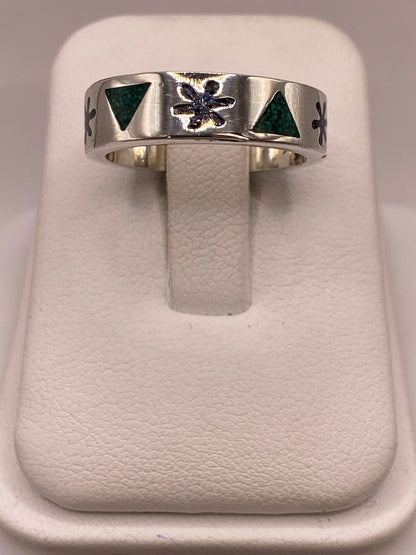 Anillo Artesanal en Plata con Flor y Triángulos de Piedra, vista lateral