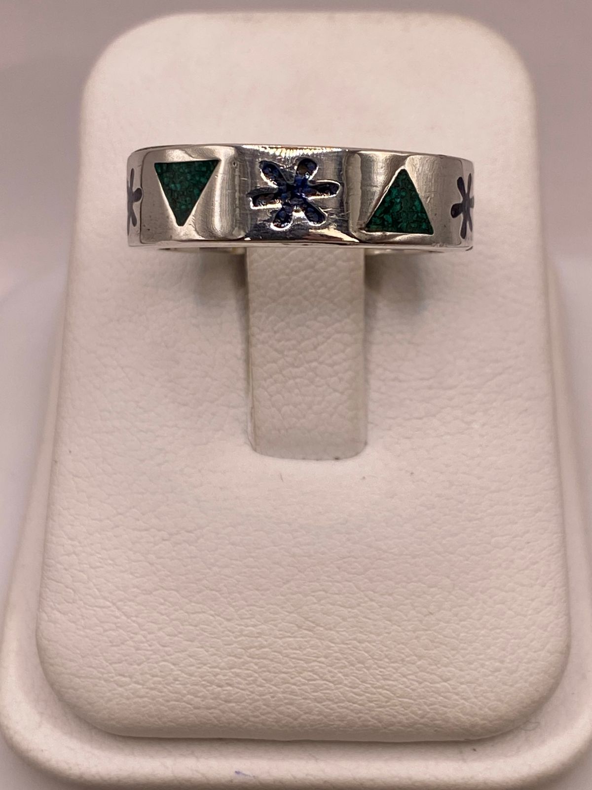 Anillo Artesanal en Plata con Flor y Triángulos de Piedra