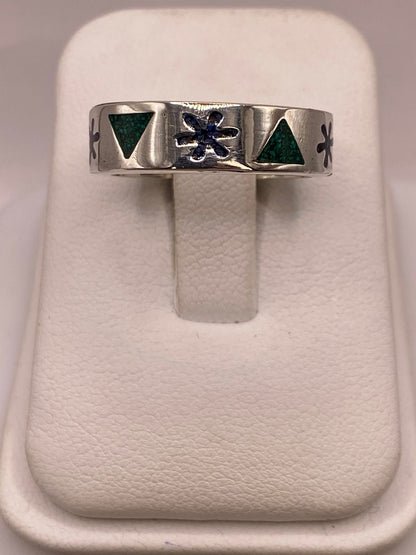 Anillo Artesanal en Plata con Flor y Triángulos de Piedra, vista de detalle