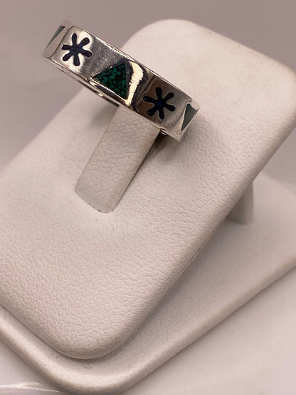 Anillo Artesanal en Plata con Flor y Triángulos de Piedra, vista frontal