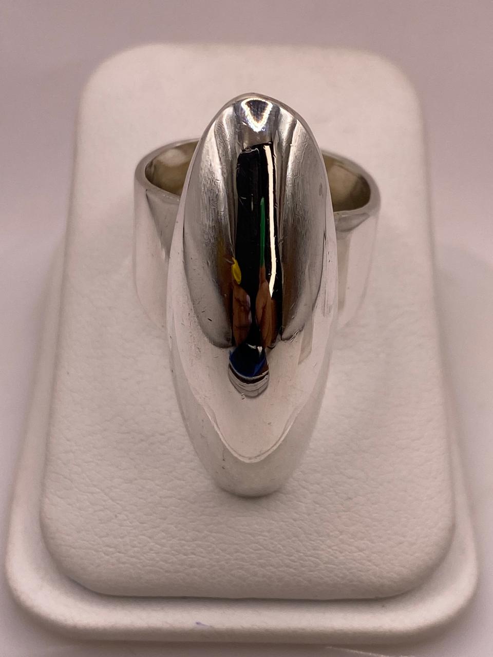 Anillo Artesanal en Plata con Frente Alargado Estilo Escudo