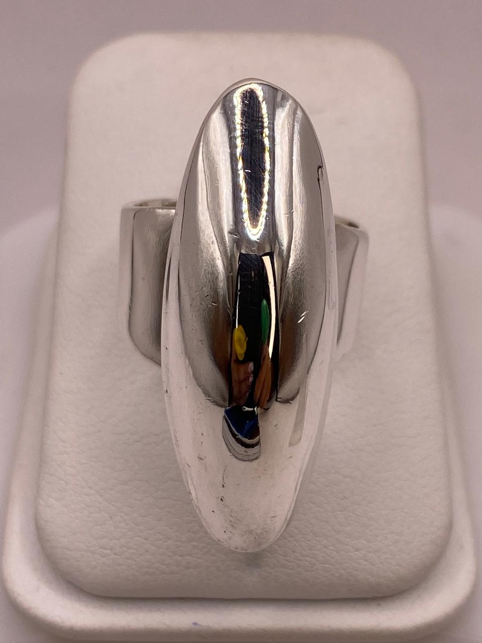 Anillo Artesanal en Plata con Frente Alargado Estilo Escudo