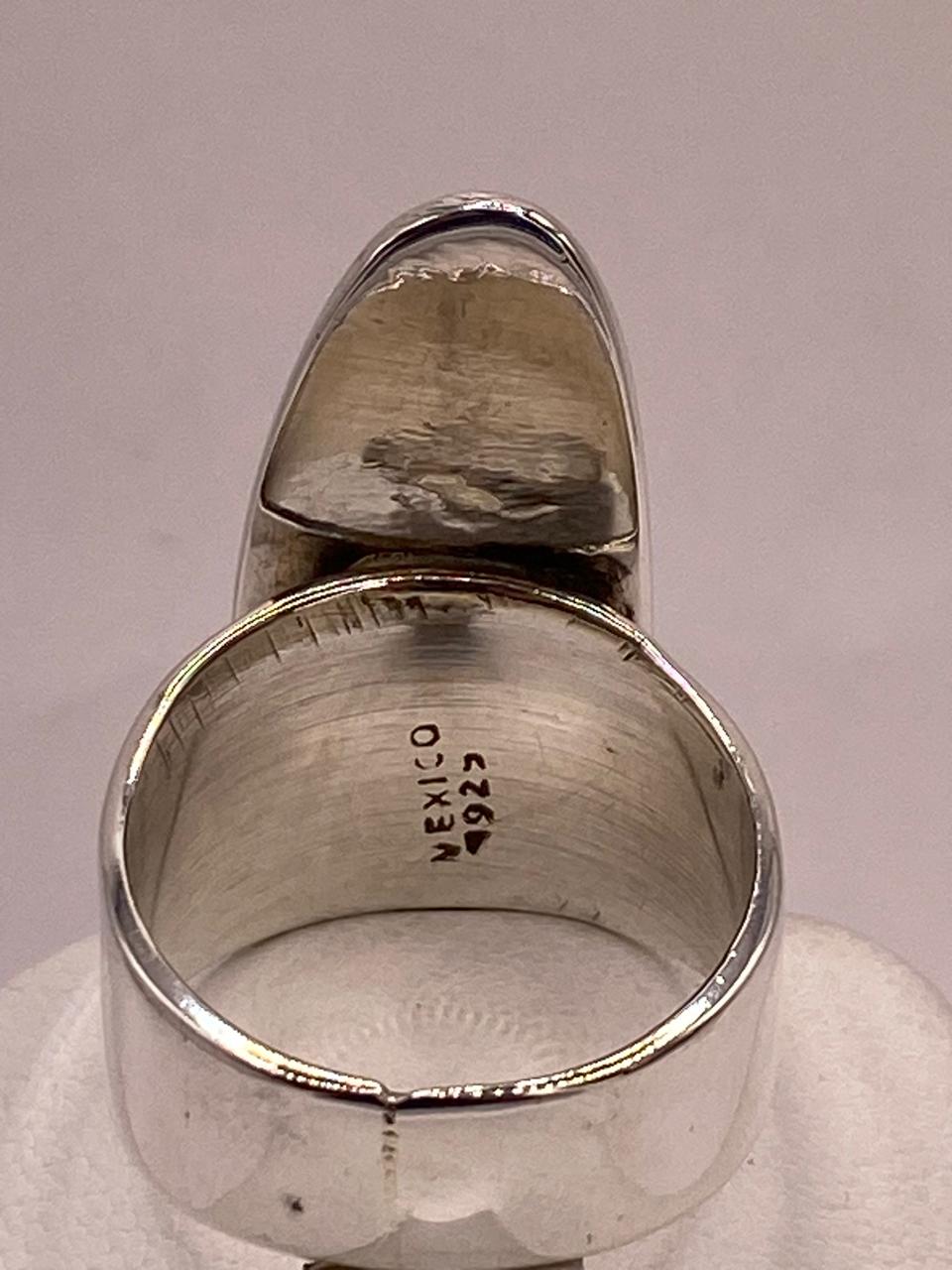Anillo Artesanal en Plata con Frente Alargado Estilo Escudo