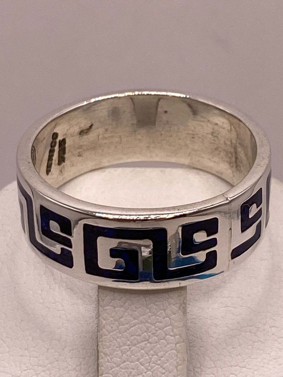 Anillo Artesanal en Plata con Greca Azul e Incrustación de Piedra