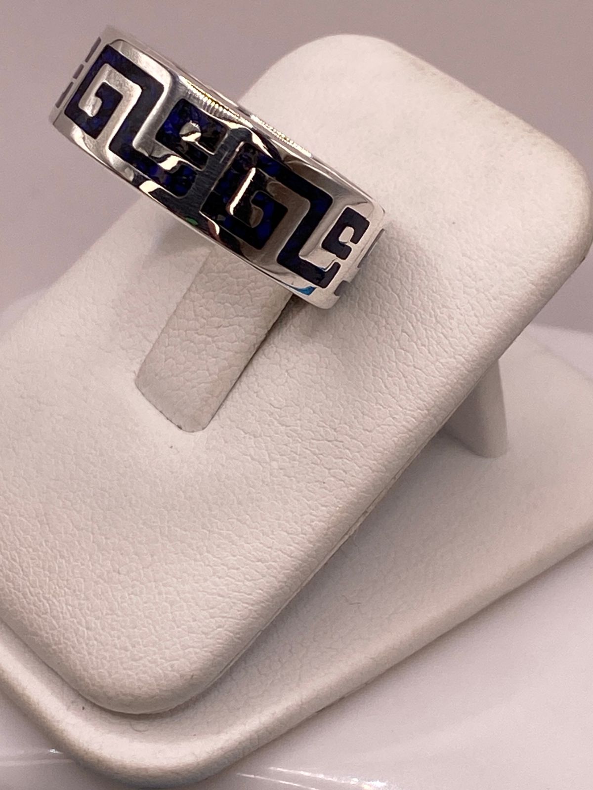 Anillo Artesanal en Plata con Greca Azul e Incrustación de Piedra