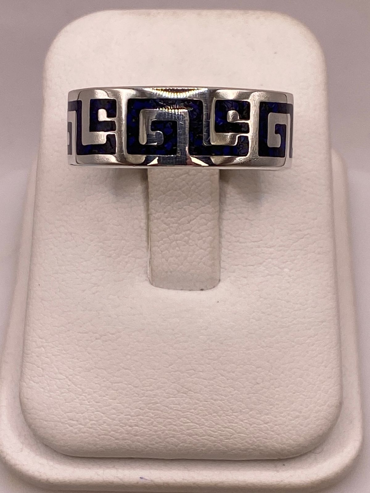 Anillo Artesanal en Plata con Greca Azul e Incrustación de Piedra