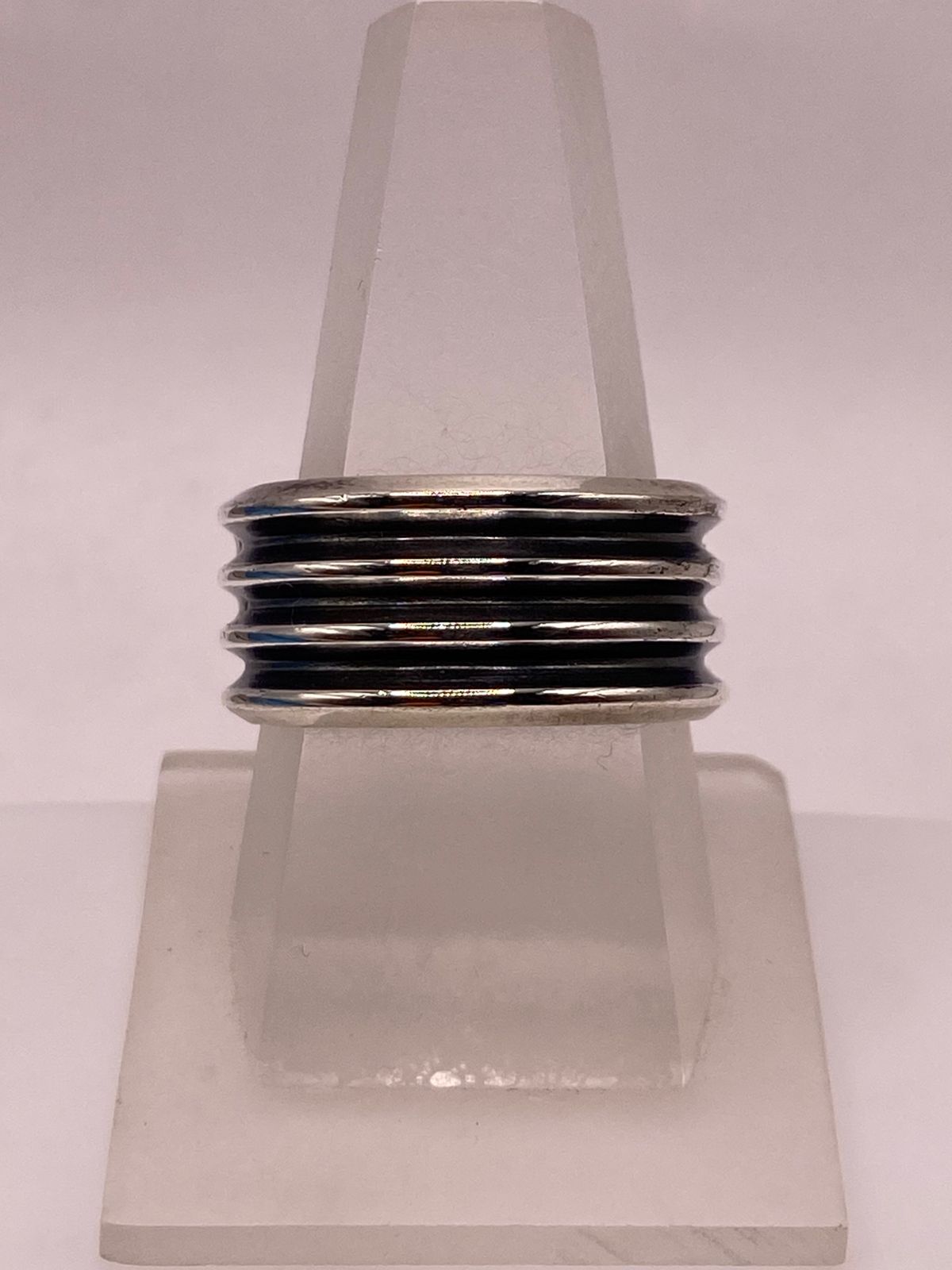 Anillo Artesanal en Plata con Líneas en Relieve