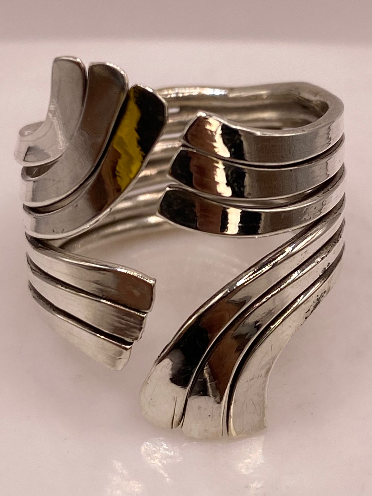 Anillo Artesanal en Plata con Ondas Entrecruzadas