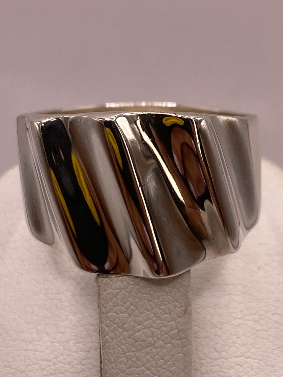 Anillo Artesanal en Plata con Ondas Verticales Pulidas