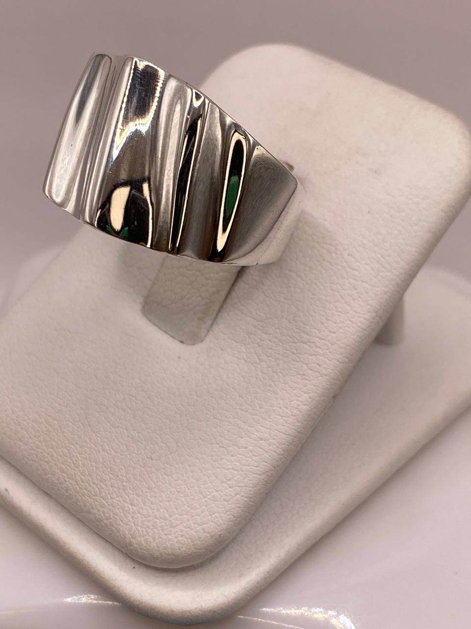 Anillo Artesanal en Plata con Ondas Verticales Pulidas