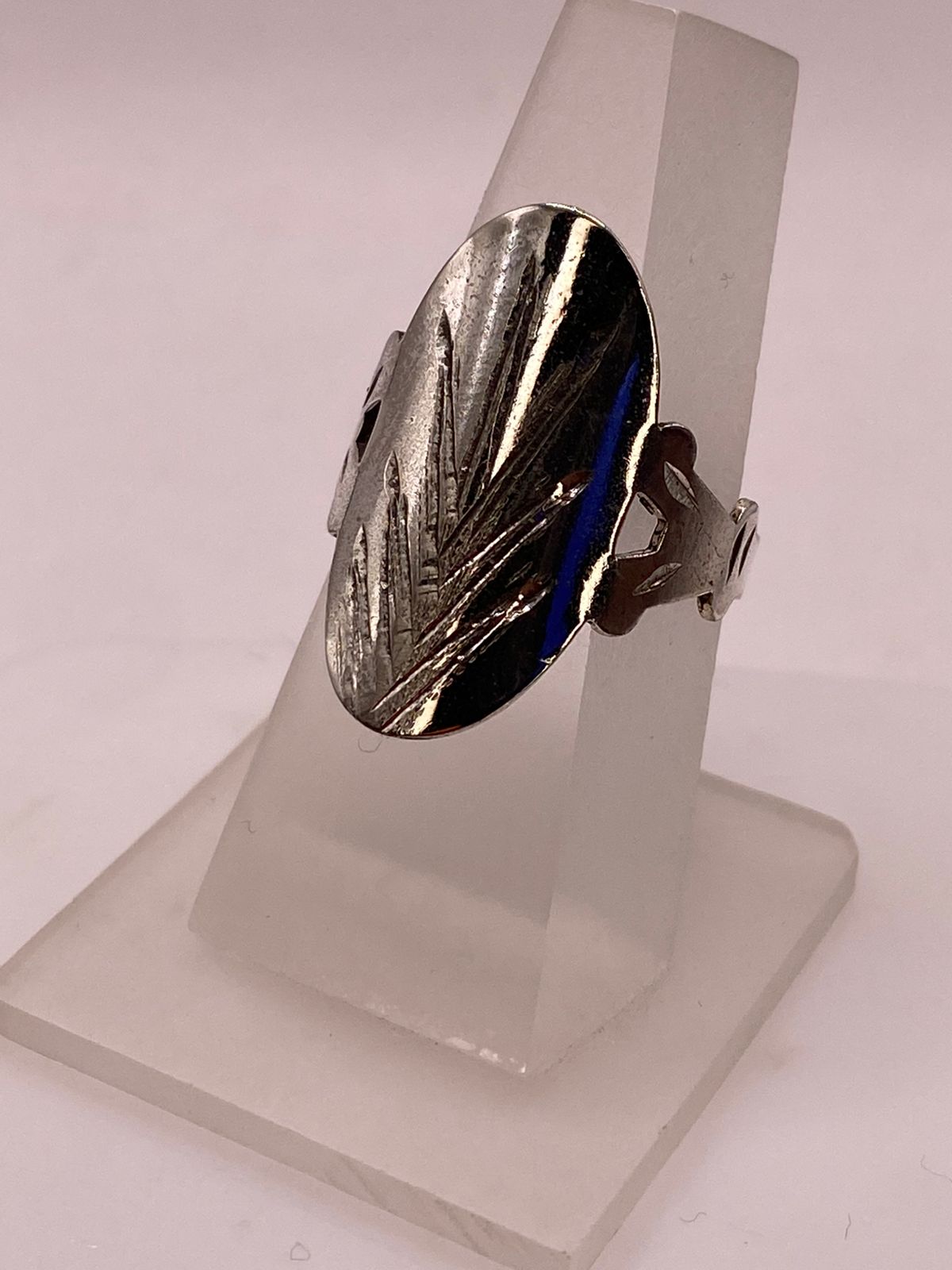 Anillo Artesanal en Plata con Óvalo Grabado y Laterales Calados