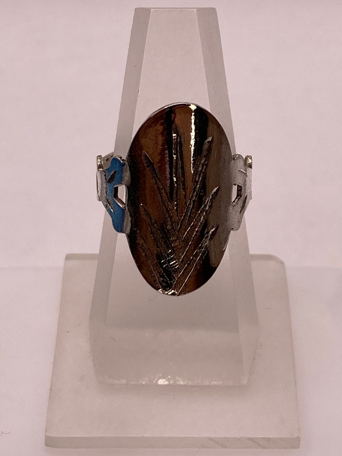 Anillo Artesanal en Plata con Óvalo Grabado y Laterales Calados