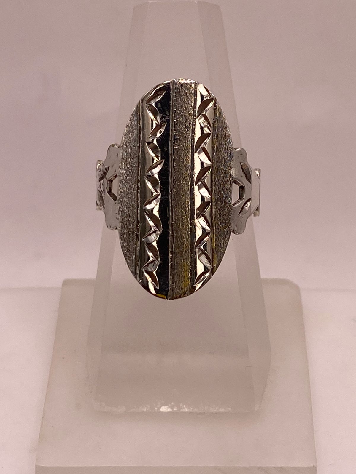 Anillo Artesanal en Plata con Óvalo Texturizado y Relieves Geométricos