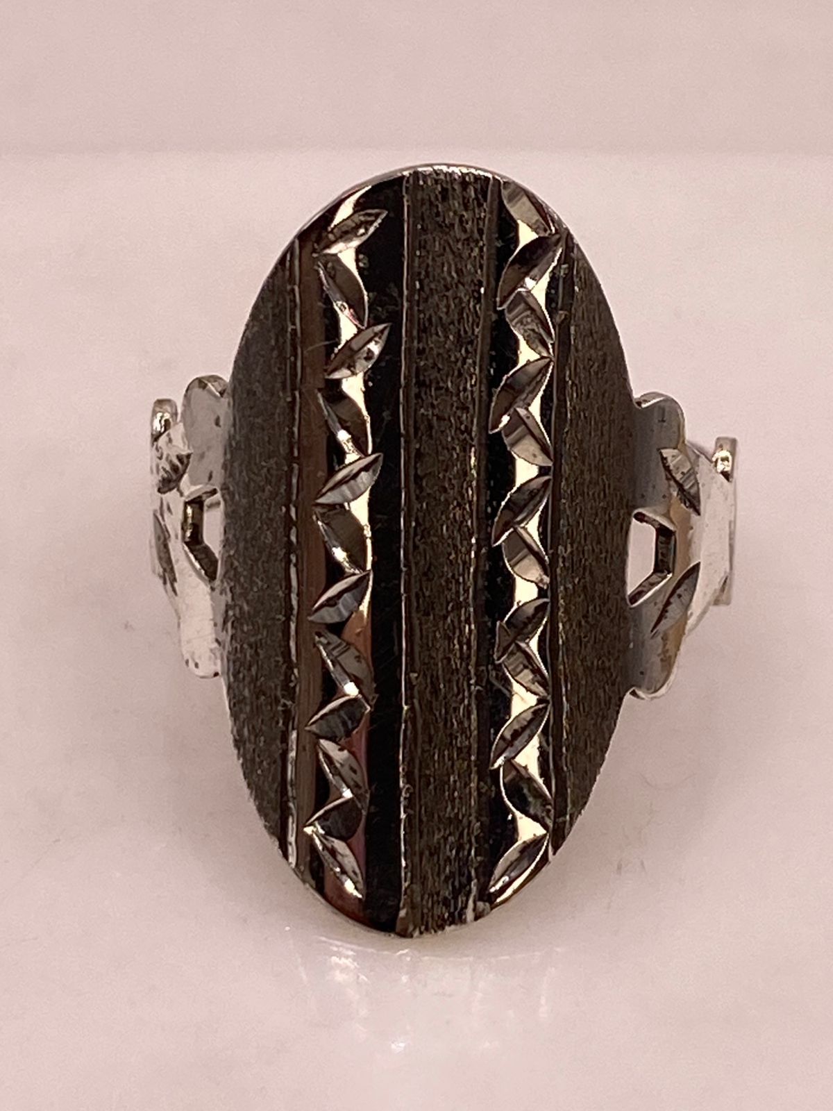 Anillo Artesanal en Plata con Óvalo Texturizado y Relieves Geométricos