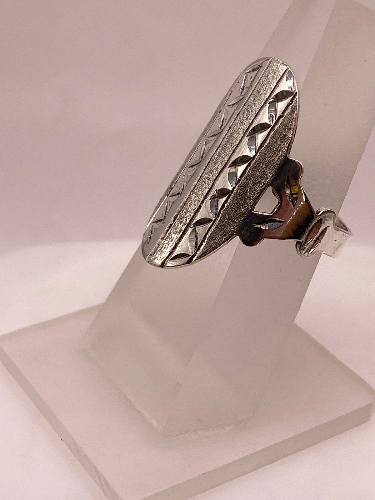 Anillo Artesanal en Plata con Óvalo Texturizado y Relieves Geométricos