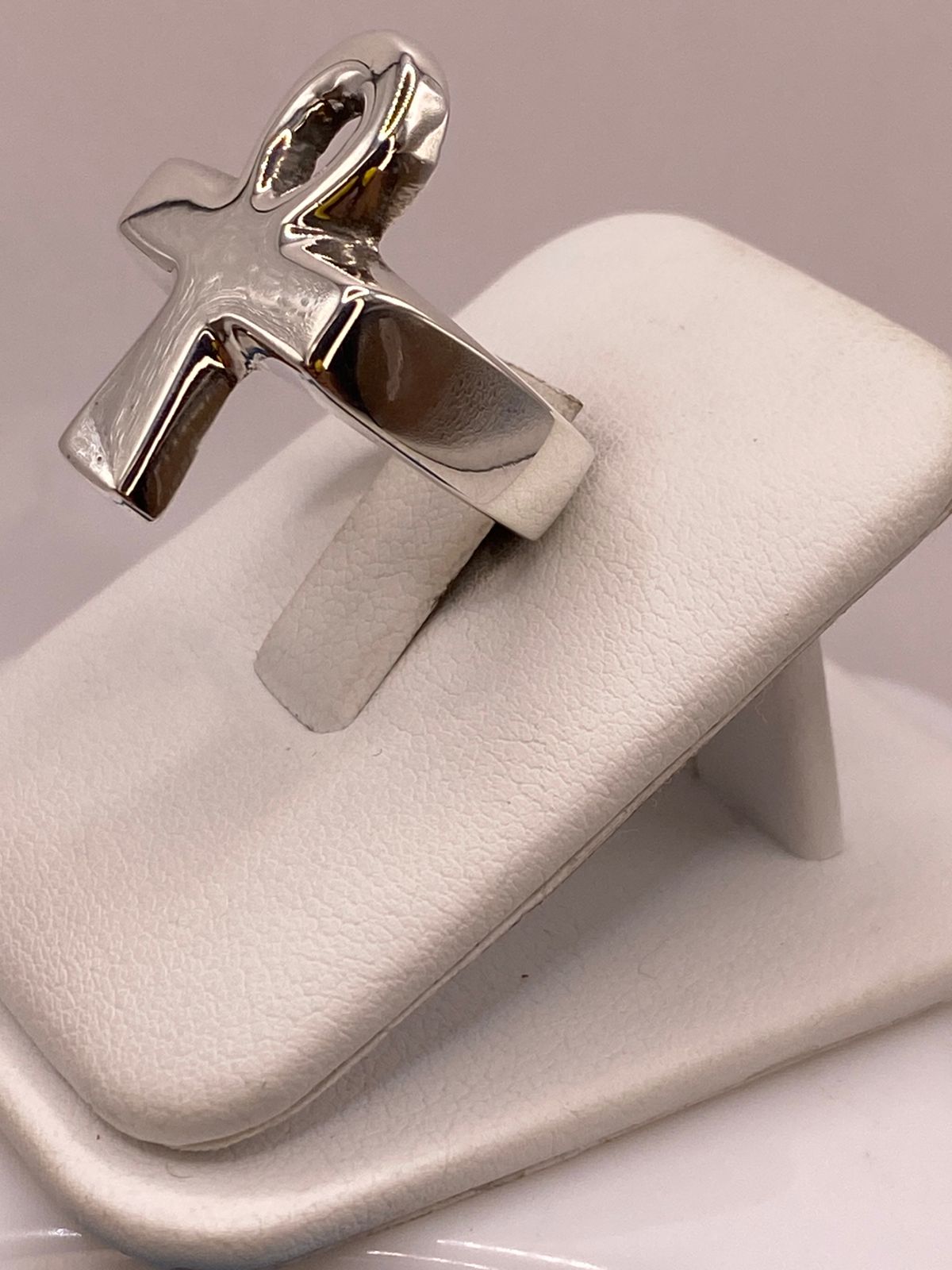 Anillo Artesanal en Plata con Símbolo Ankh Egipcio