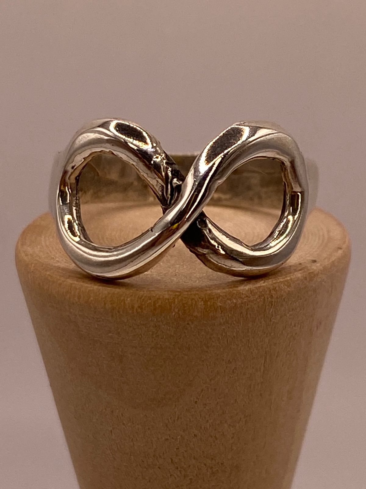 Anillo Artesanal en Plata con Símbolo del Infinito