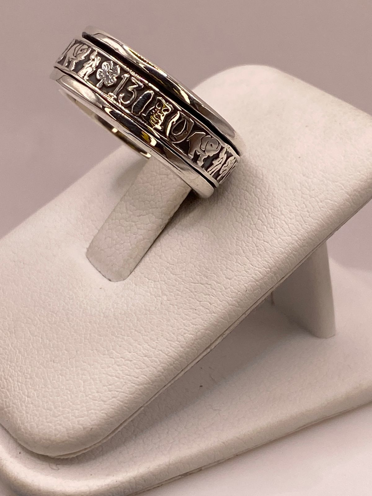 Anillo Artesanal en Plata con Símbolos de la Suerte