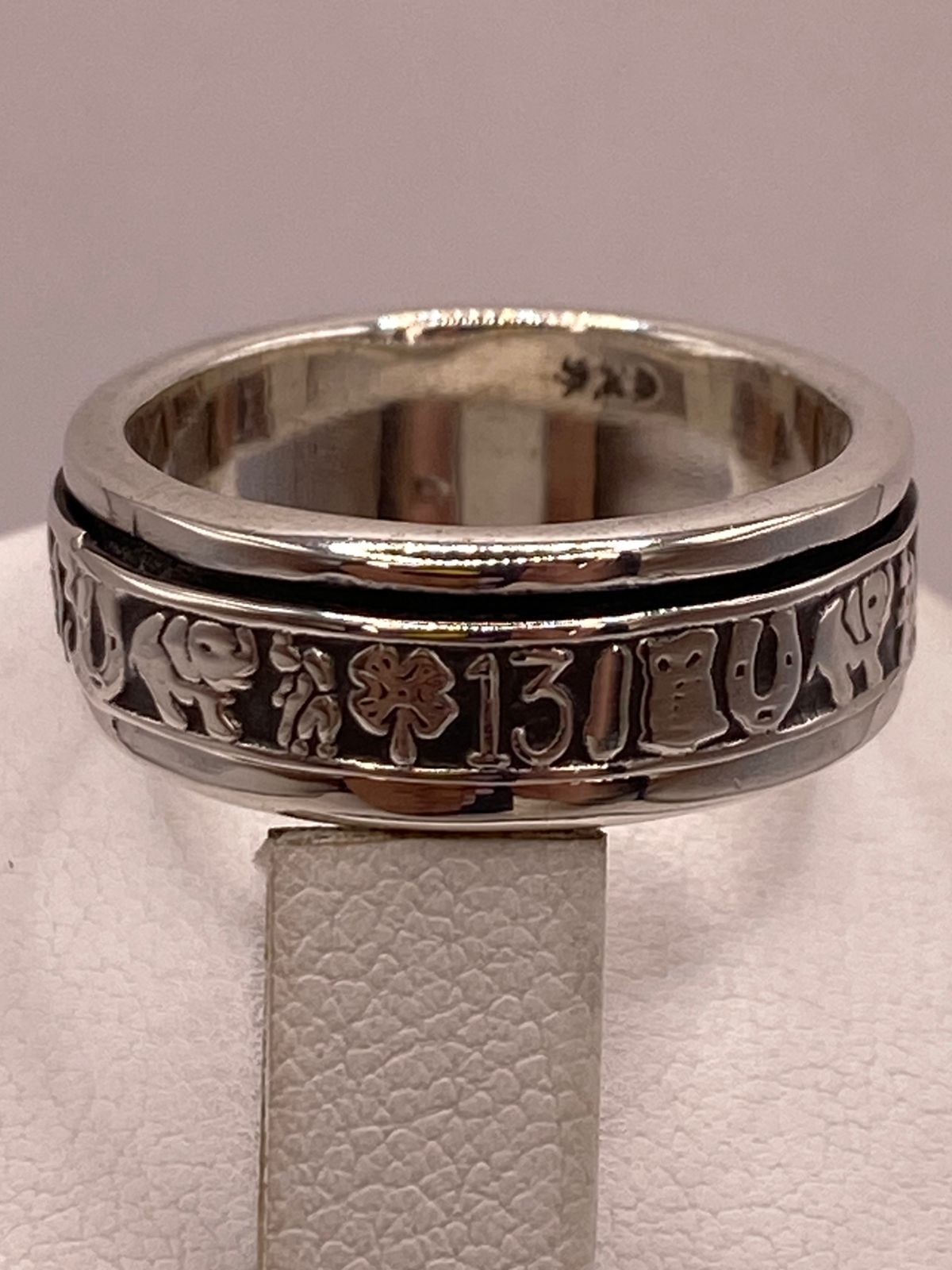 Anillo Artesanal en Plata con Símbolos de la Suerte
