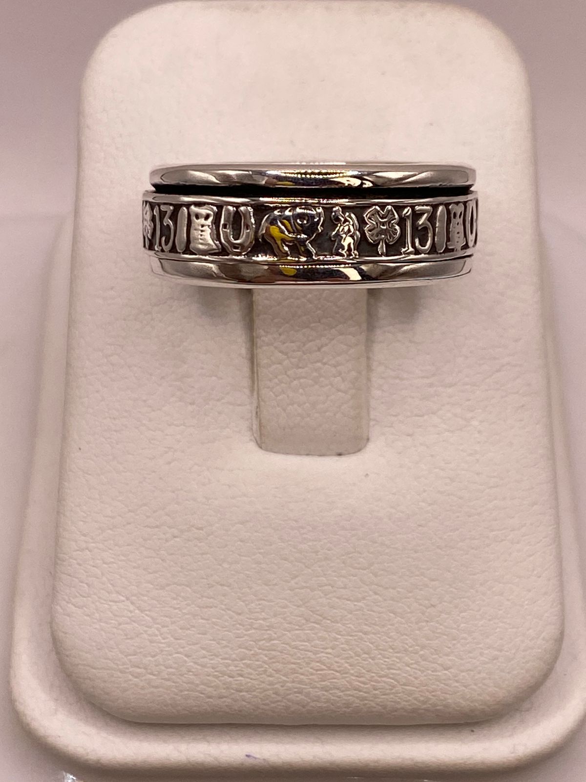 Anillo Artesanal en Plata con Símbolos de la Suerte