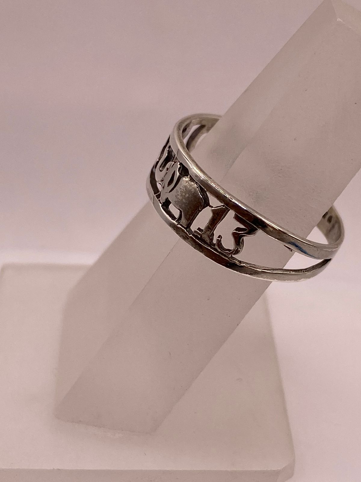 Anillo Artesanal en Plata con Símbolos de la Suerte Calados
