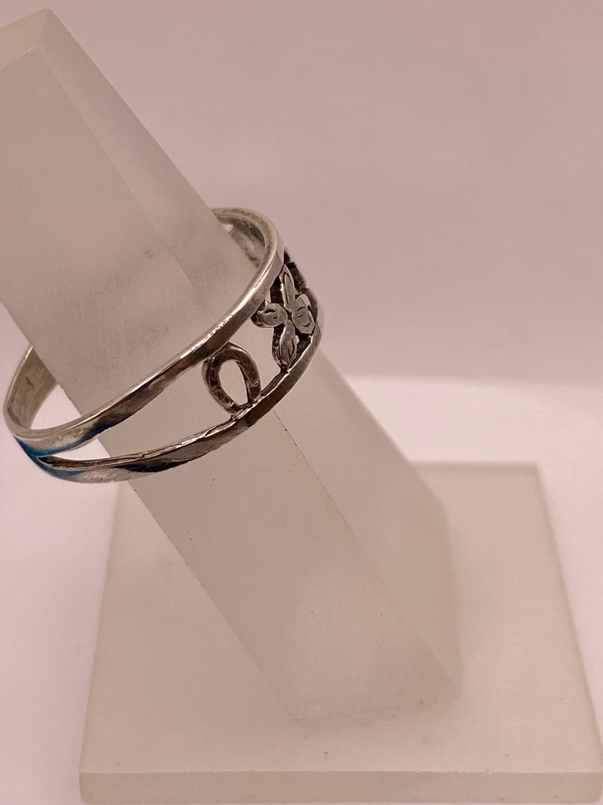 Anillo Artesanal en Plata con Símbolos de la Suerte Calados
