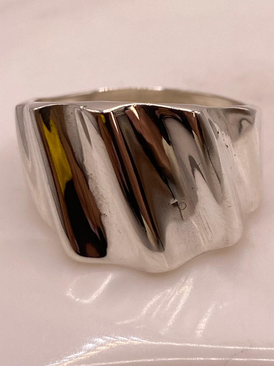 Anillo Artesanal en Plata con Superficie Ondulada Brillante