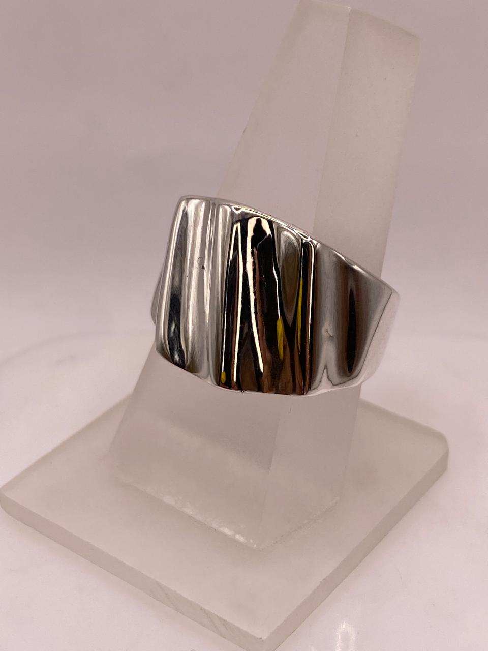 Anillo Artesanal en Plata con Superficie Ondulada Brillante