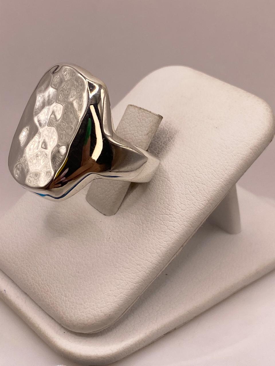 Anillo Artesanal en Plata con Textura Martillada Pulida
