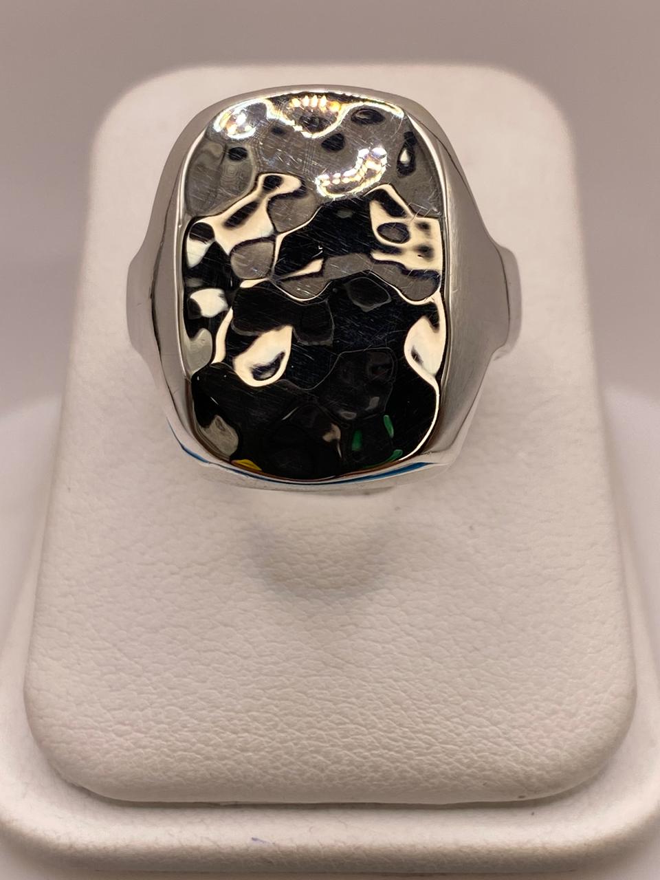 Anillo Artesanal en Plata con Textura Martillada Pulida