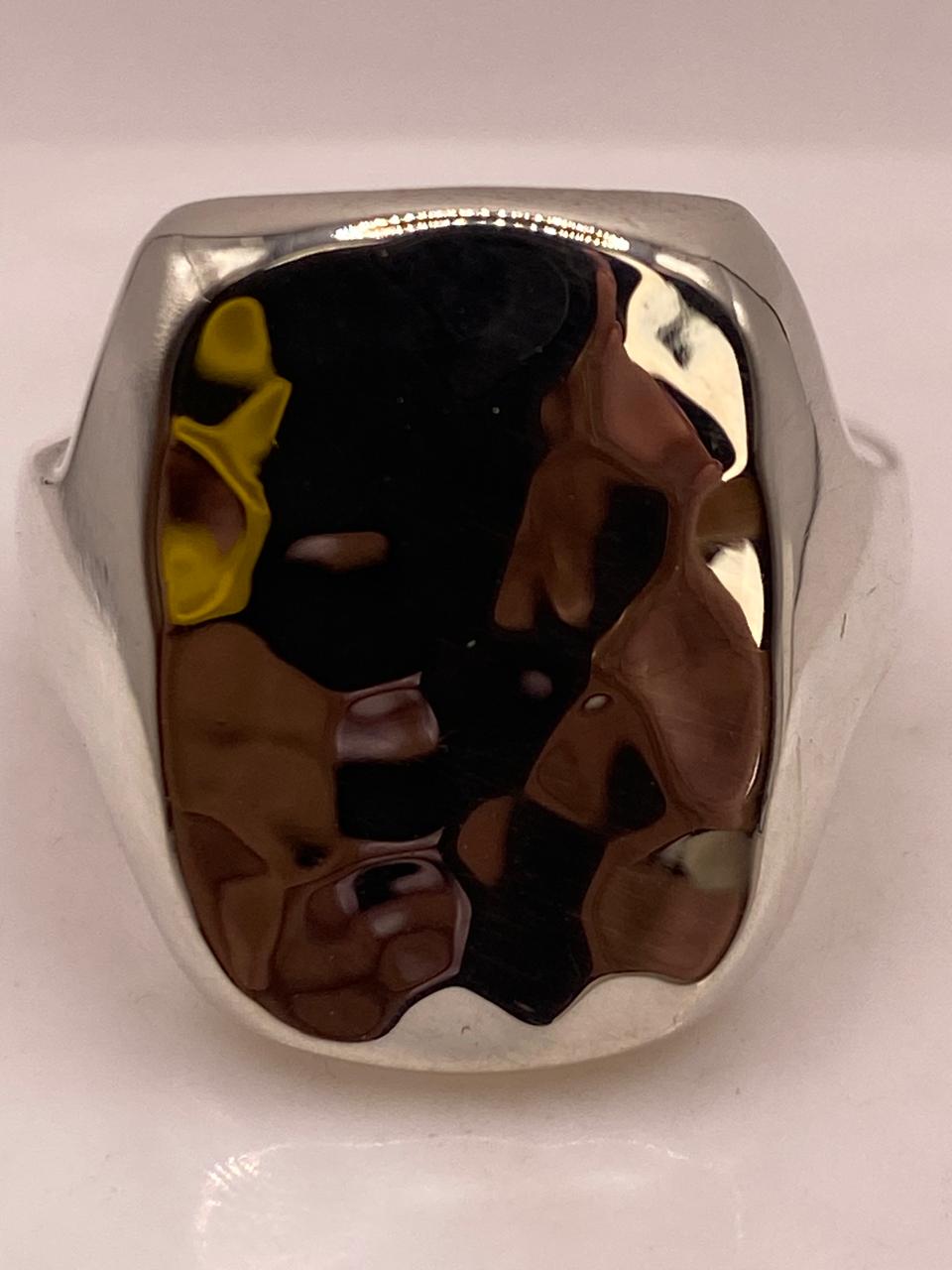 Anillo Artesanal en Plata con Textura Martillada Pulida
