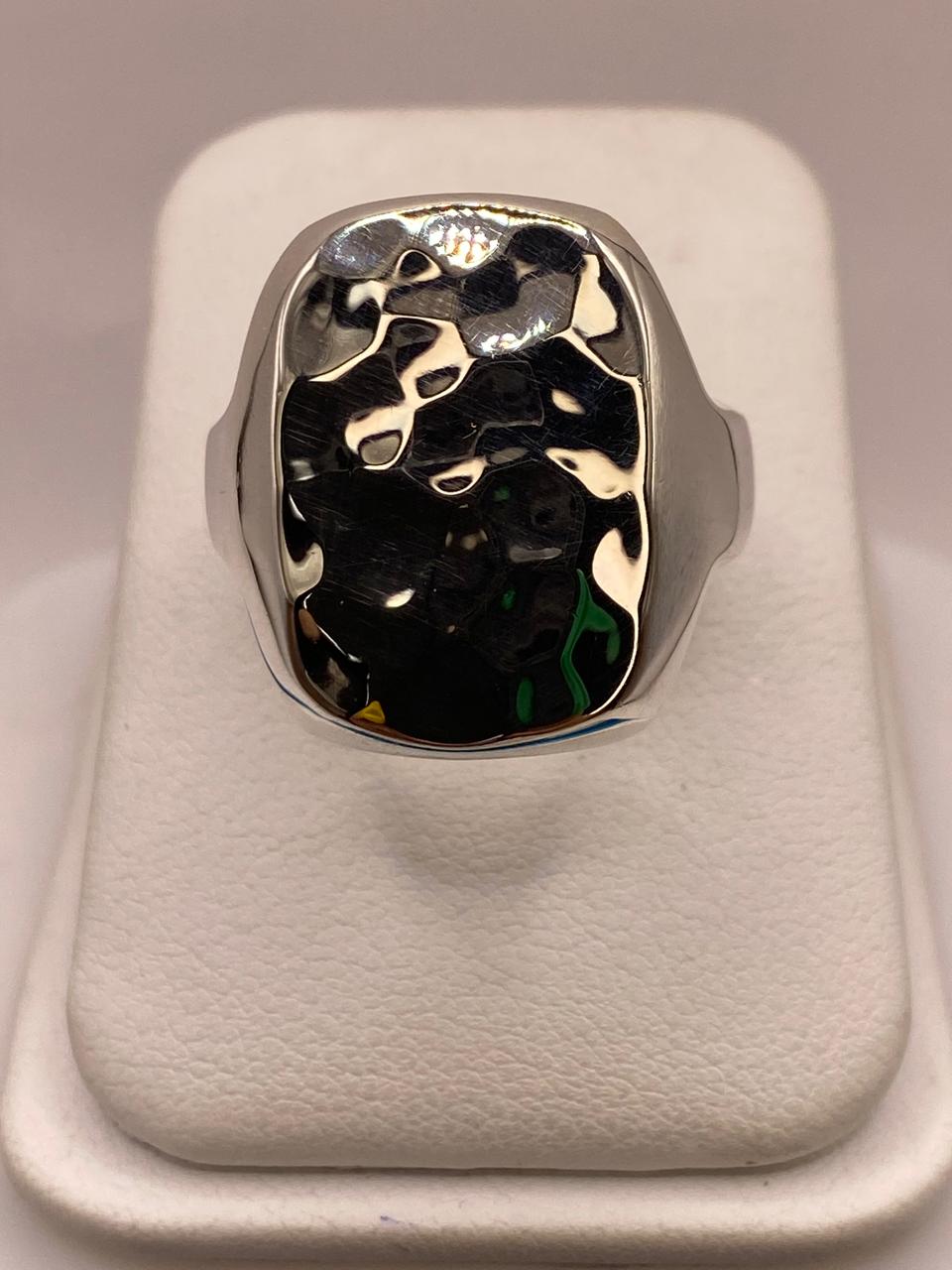 Anillo Artesanal en Plata con Textura Martillada Pulida