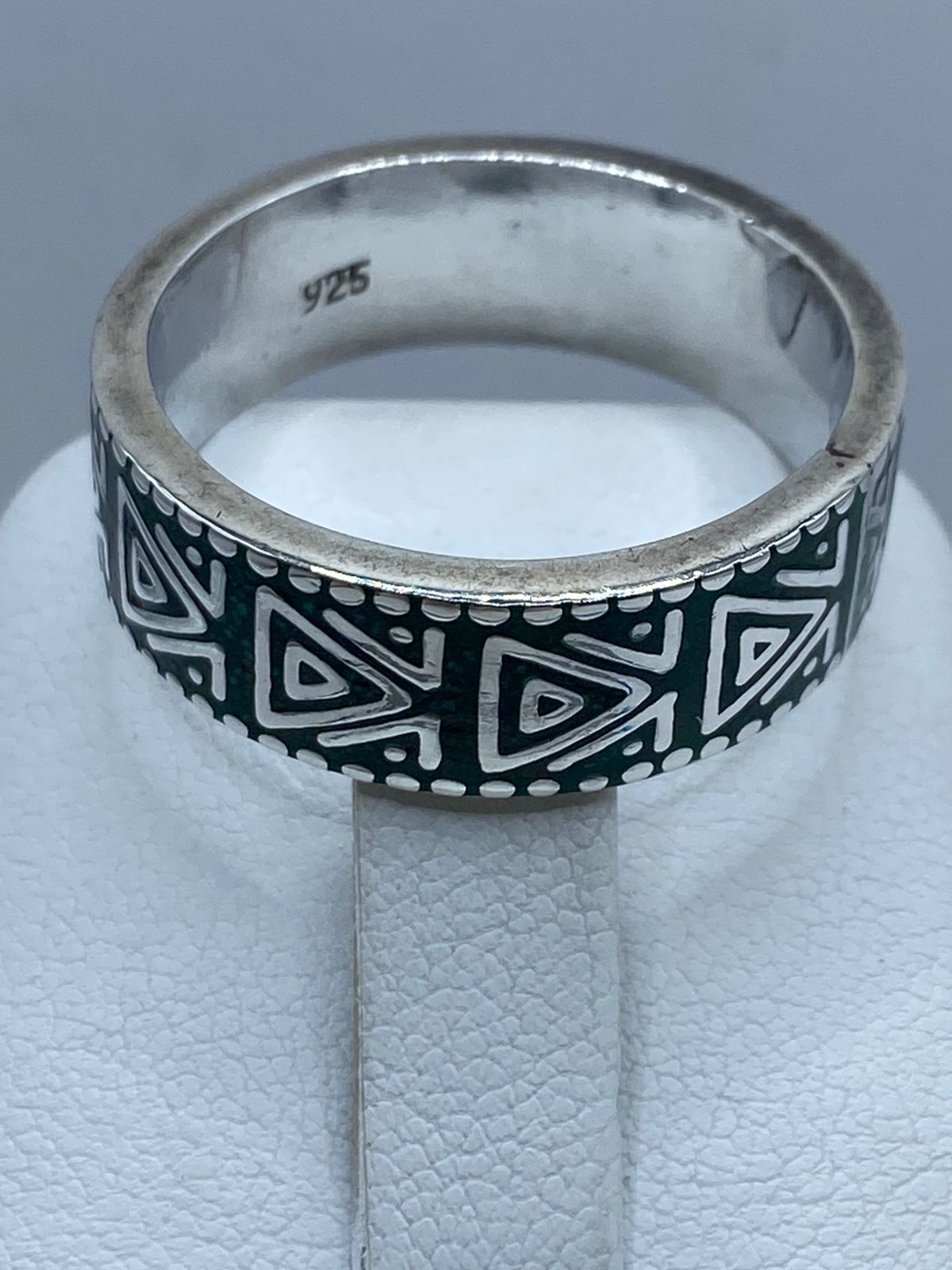 Anillo Artesanal de Plata .925 con Malaquita y Diseño Geométrico Triangular