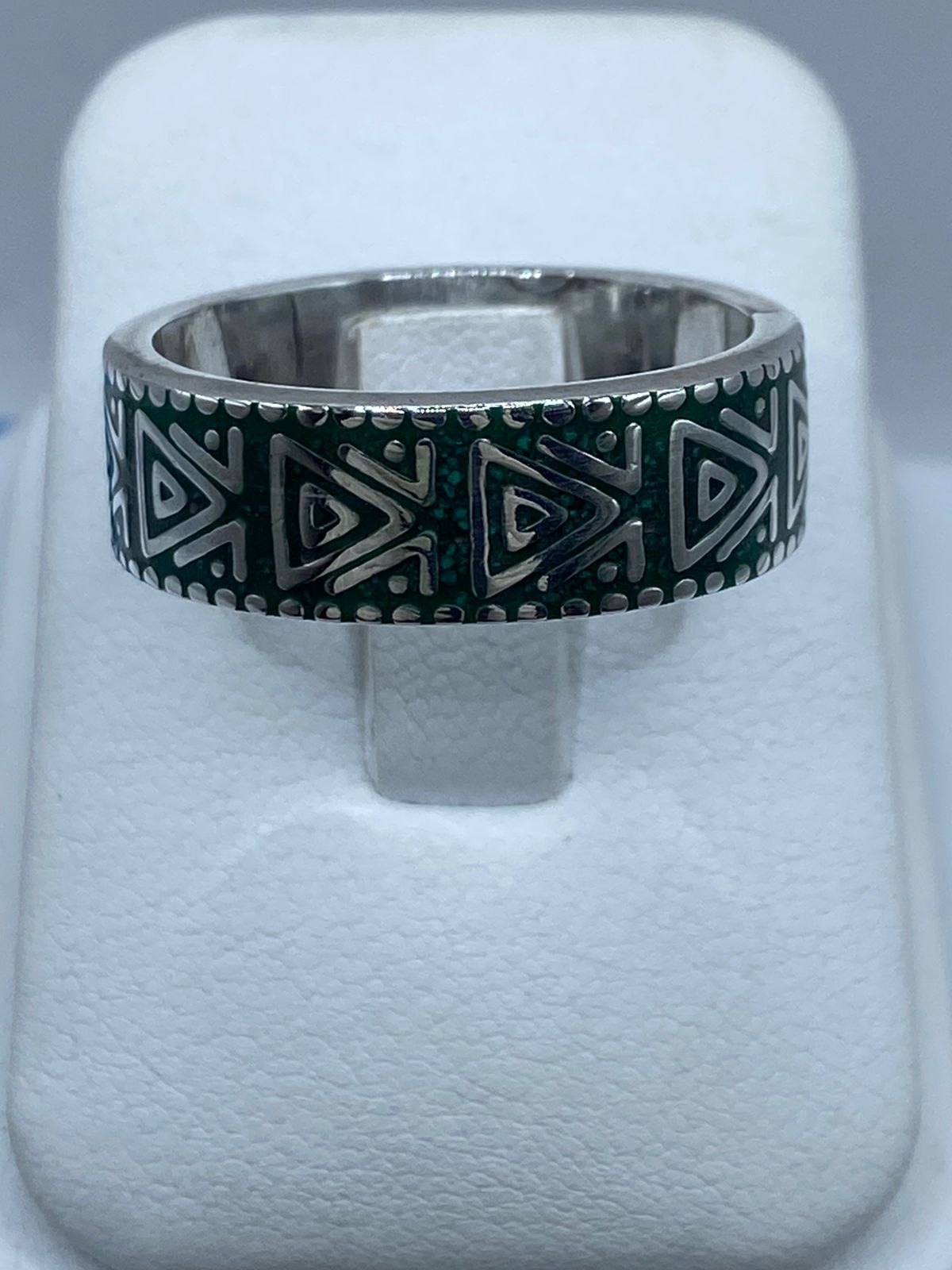 Anillo Artesanal de Plata .925 con Malaquita y Diseño Geométrico Triangular