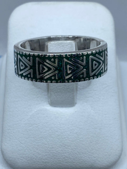 Anillo Artesanal de Plata .925 con Malaquita y Diseño Geométrico Triangular